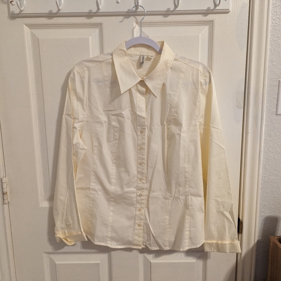 3/$15 ST. John's Bay Women's Long Sleeve Button Up Shirt - Picture 3 of 9